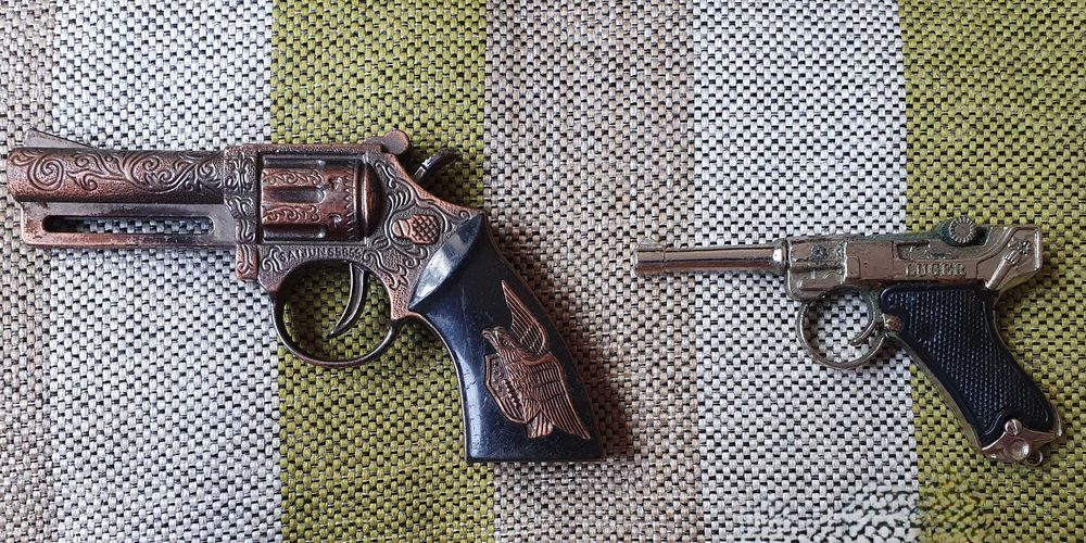 Pequena Pistola de fulminantes e Isqueiro