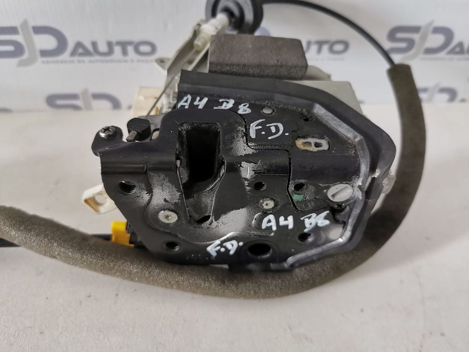 Fecho Porta Frente Direito - Audi A4 (B8)