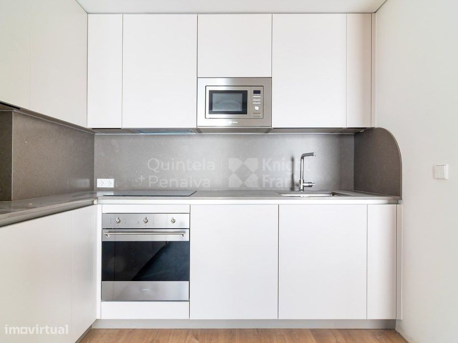 Apartamento T2 com varanda para arrendamento em Algés