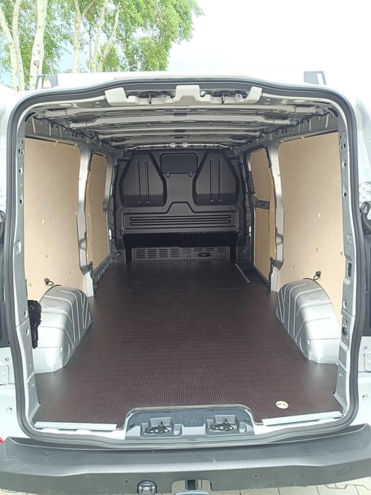 Zabudowa standardowa auta dostawczego VW T7 L2H1