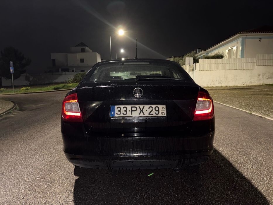 Vendo Skoda 1.6 muito bom de pintura e chapa