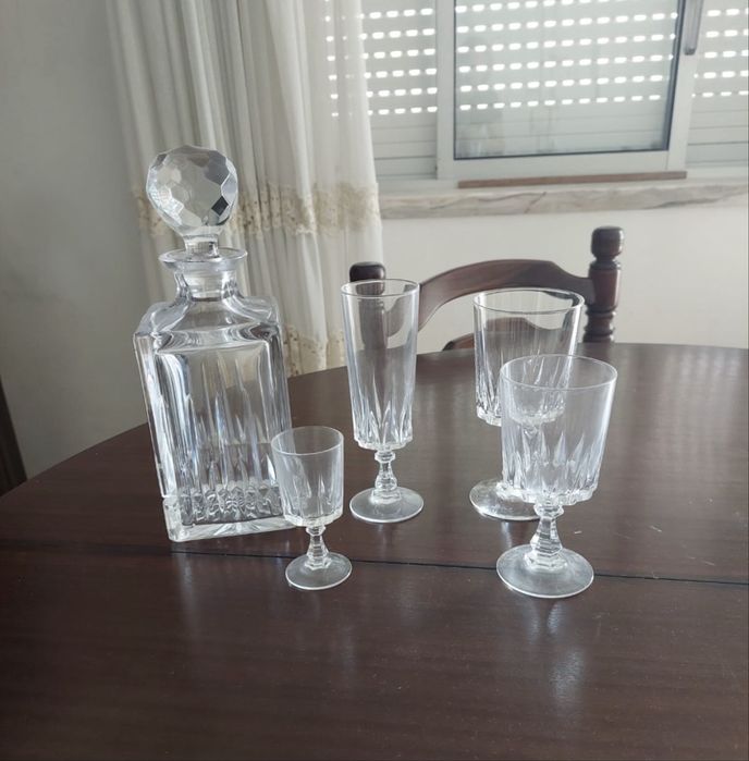 Conjunto de garrafa e copos e taças cristal