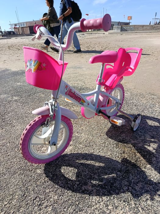 Bicicleta com capacete de criança! Dinheiro na mão!
