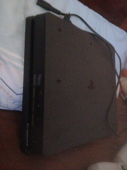 Playstation 4 usada em excelente estado mais os comandos so compatíveis com Playstation 4 novos