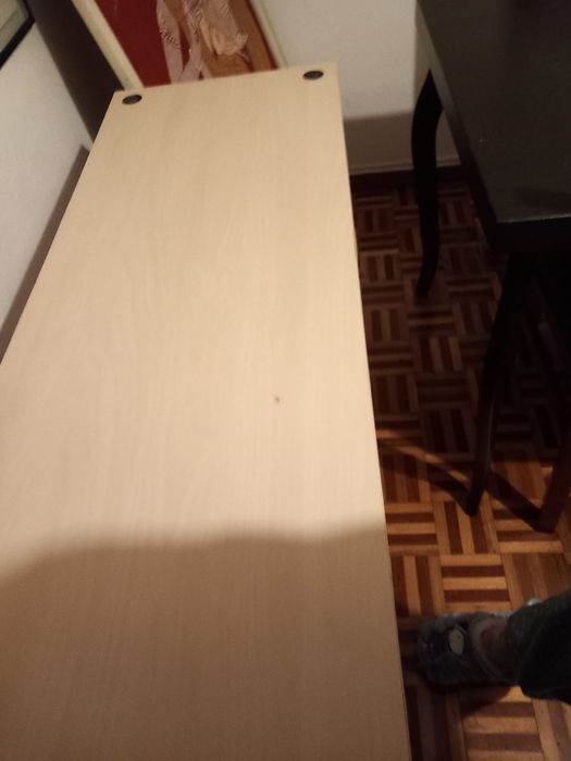 Mesa de apoio com 2 bancos