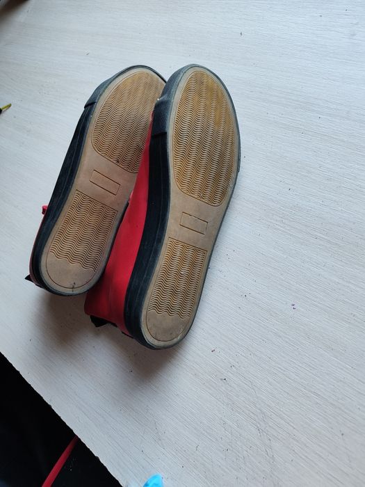 Czerwone trampki za kostkę