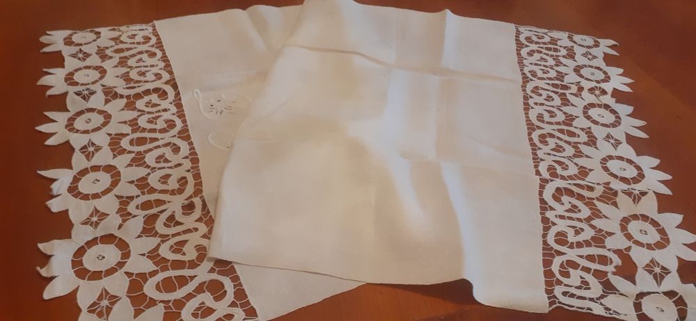 Lindíssima toalha linho caseiro Bordados Manuaus