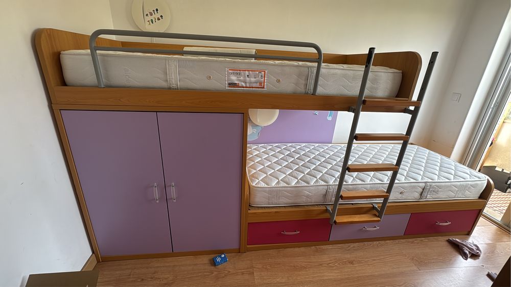 Quarto de menina com duas camas guarda roupa