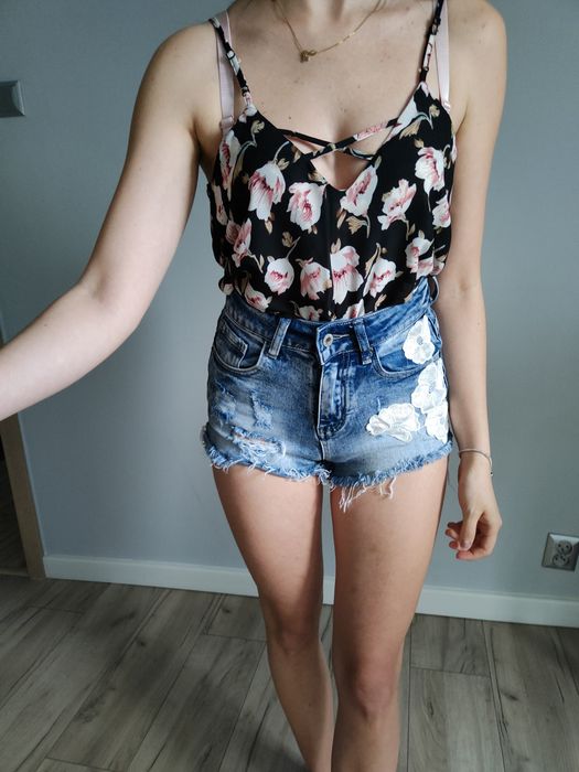 Spodenki jeans wysoki stan XS kwiaty szorty nogawki