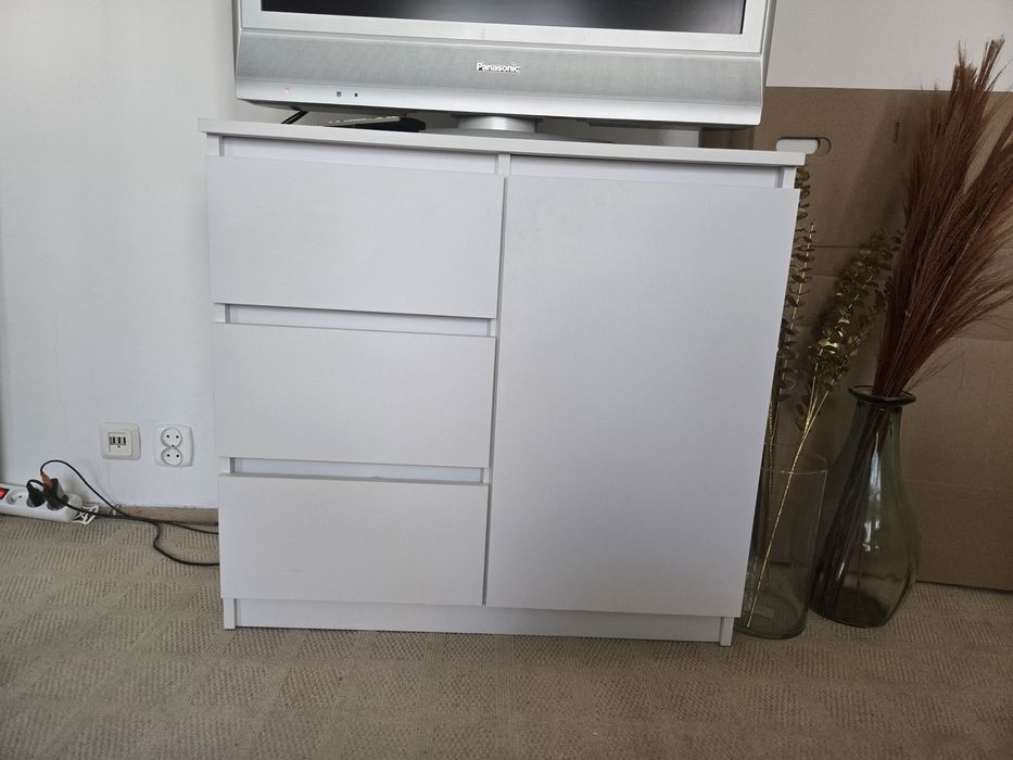 Szafka z szufladami i półkami