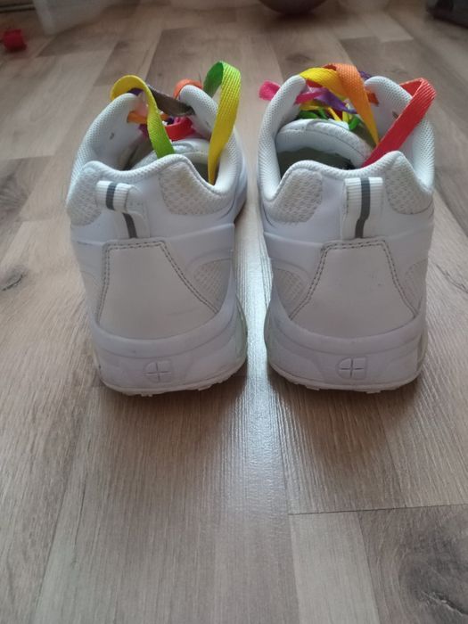 Białe damskie adidasy