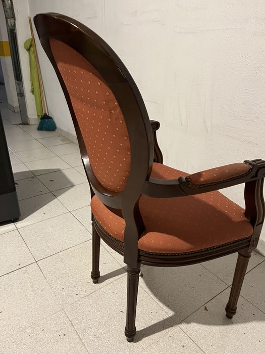 Cadeirão estilo clássico, em bom estado
