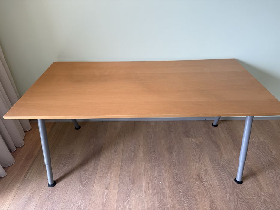 Mesa com altura regulável