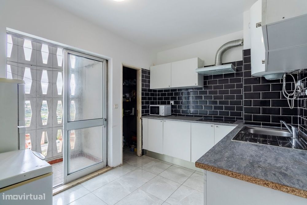 Apartamento T3+1 c/ Marquise em Santo António dos Cavaleiros