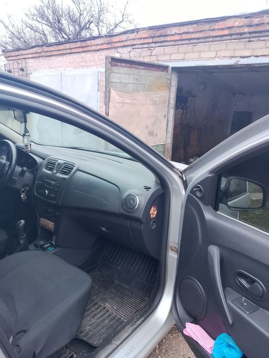 Рено Логан2013года