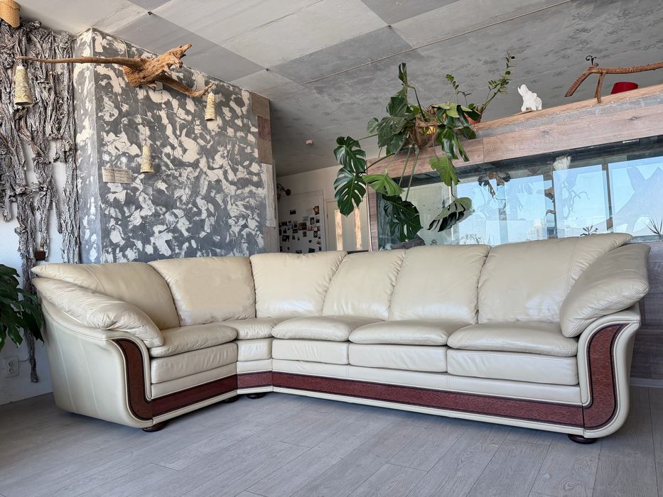 Шкіряний кутовий диван .Кут міняється.Стан ідеальний.