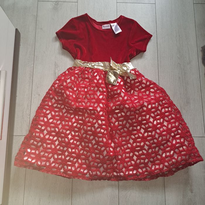 Sukienka ze złotą kokardą