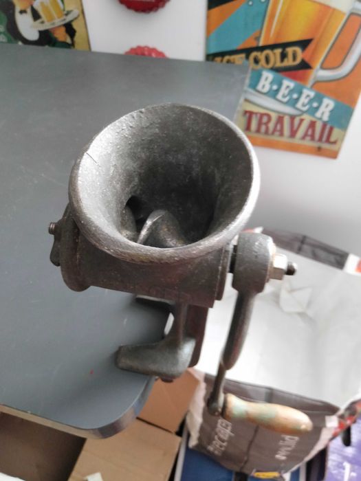 antiga maquina de moer carne