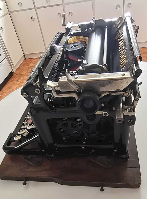 Máquina de escrever com mais de cem anos em ótimo estado.
