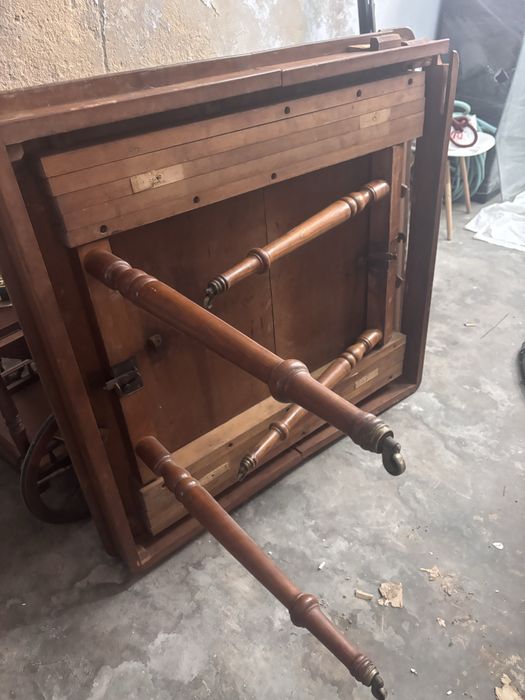 Mesa extensivel antiga pe com roda e fino .