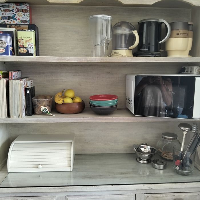 Aparador em pinho pintado, as prateleiras saem, ou seja podem ser usados em separado., cozinha ou sala.Transporte não incluído.