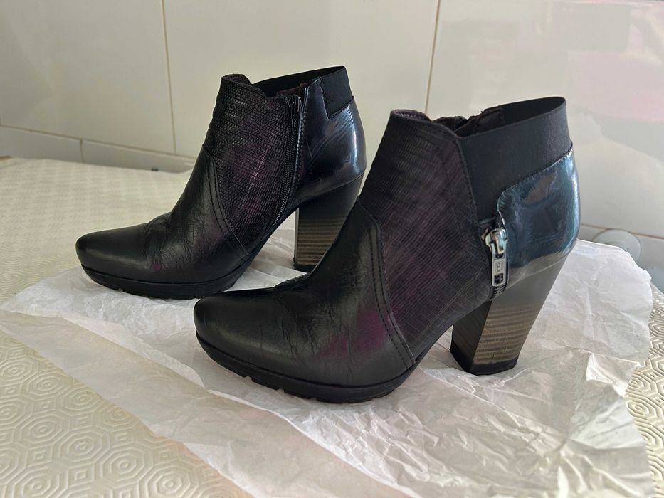 Botas de pele pretas, número 36. Bons detalhes estéticos.
