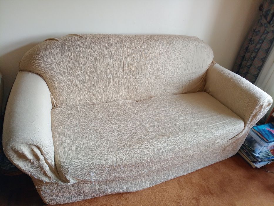 Sofás usados com as respetivas capas laváveis