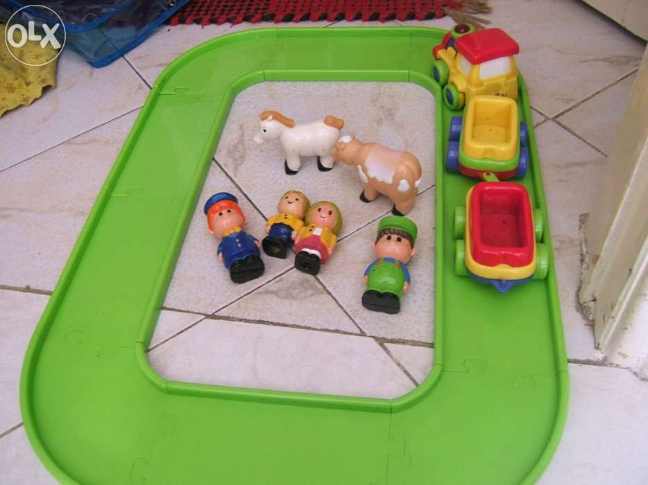 Pista de comboio e bonecos
