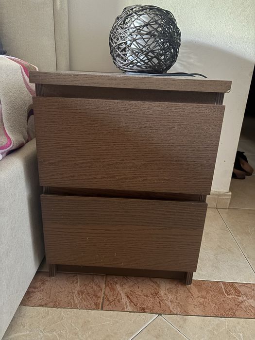 Cama de casal + duas mesas de cabeceira