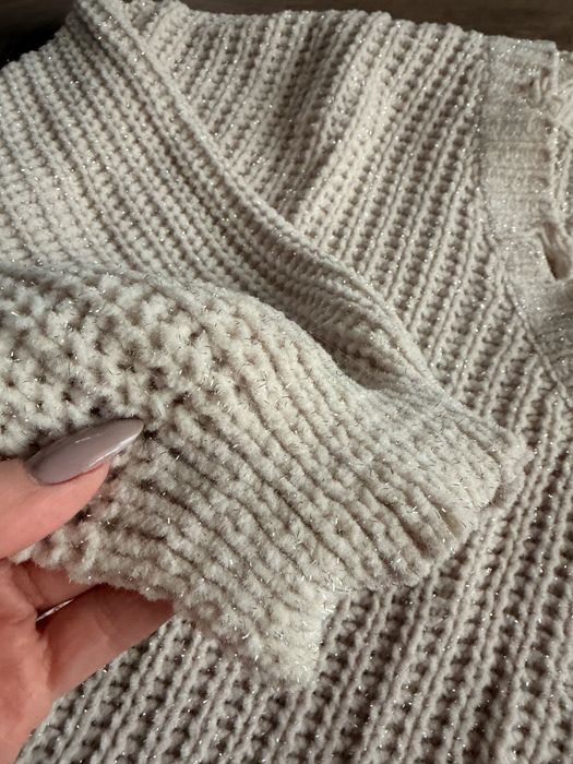 Beżowy miękki sweter o grubszym splocie