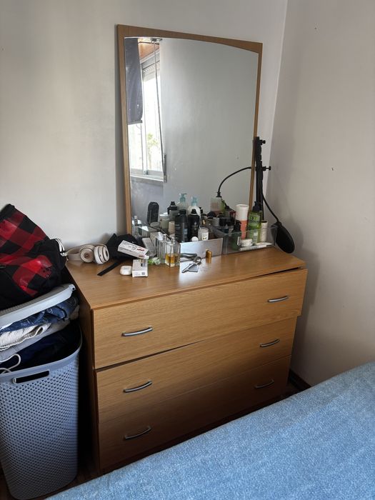 Cama e banca de cabeceira