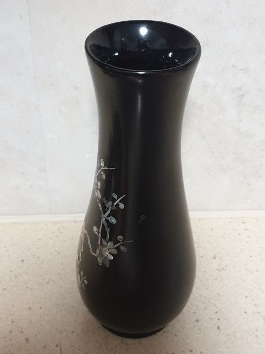 Linda jarra asiática vintage em madeira lacada com  madrepérola