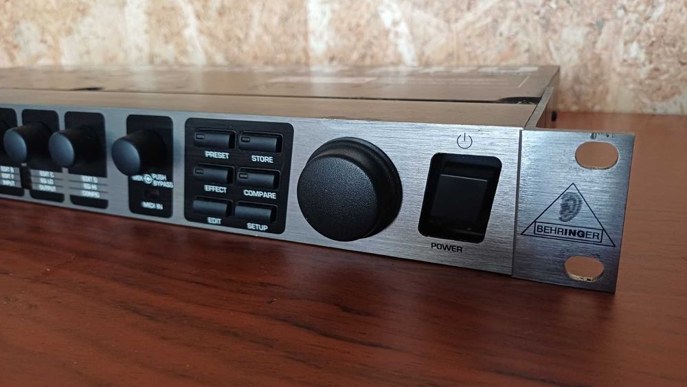 Aparelho de efeitos Behringer Virtualizer DSP2024