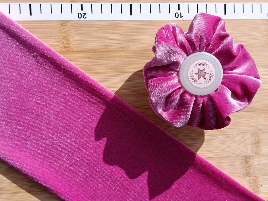 Aksamitna scrunchie średniej wielkości (różowa)