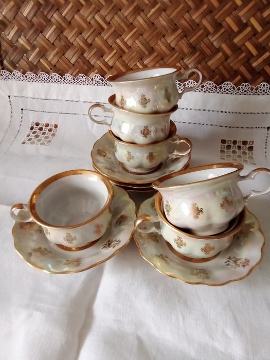 Чашечки,стаканы,остатки посуды