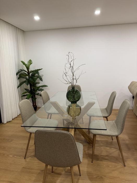 Messa mais cadeiras como nova