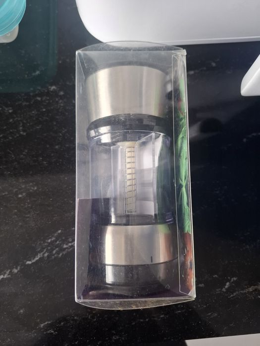 Krajacz do świeżych ziół z pojemnikiem