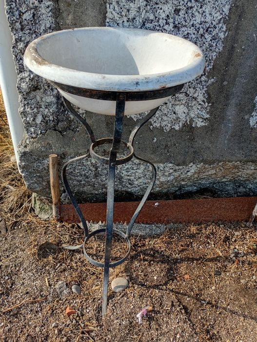 Lavatório e bidé muito antigos a precisar de restauro  10€ cada peça