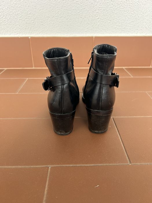 Botas pretas de pele com sola de borracha tam. 38