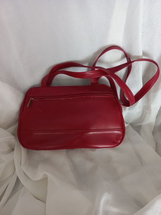 Carteira vermelha com alça e bolsa lateral