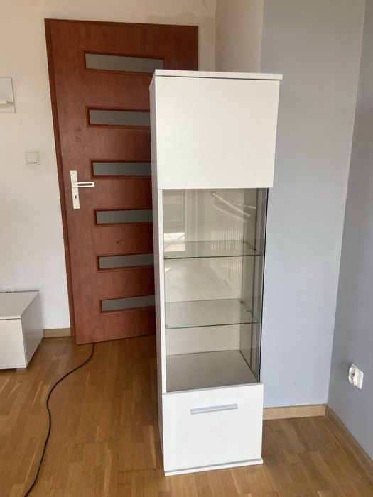 Szafka z półkami za szkłem i szafka pod telewizor