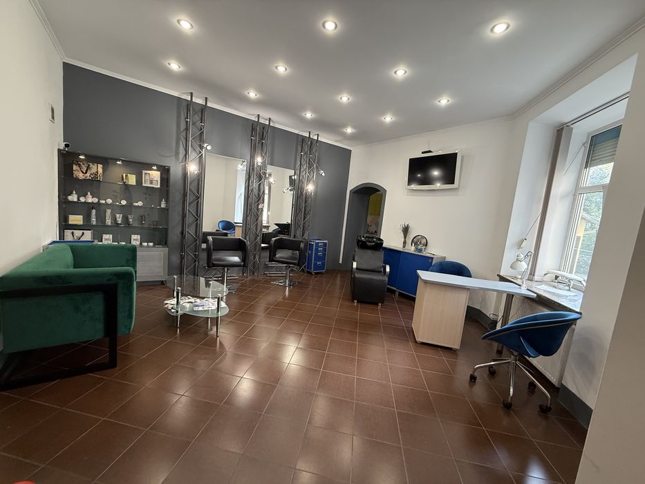 Оренда  салону або залу кабінетів та робочого місця салон краси