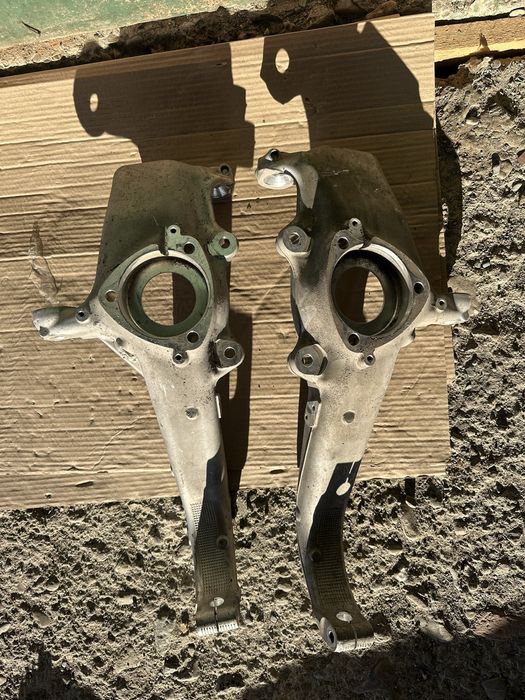 Передний поворотній кулак Tesla/3