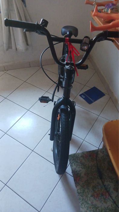 Bicicleta preta.
