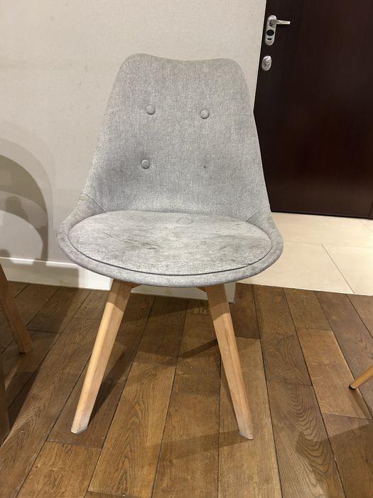 Szare krzesla na drewnianych nogach