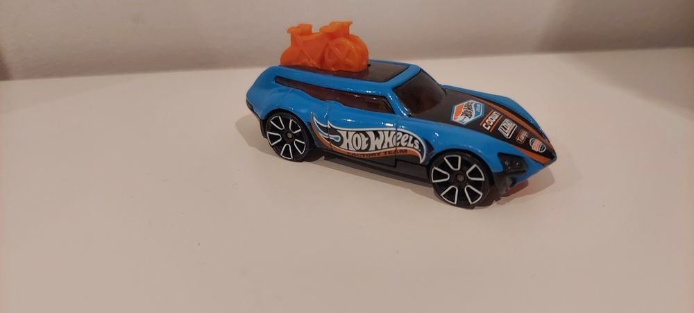 Niebieski samochodzik hot wheels- Tour de fast