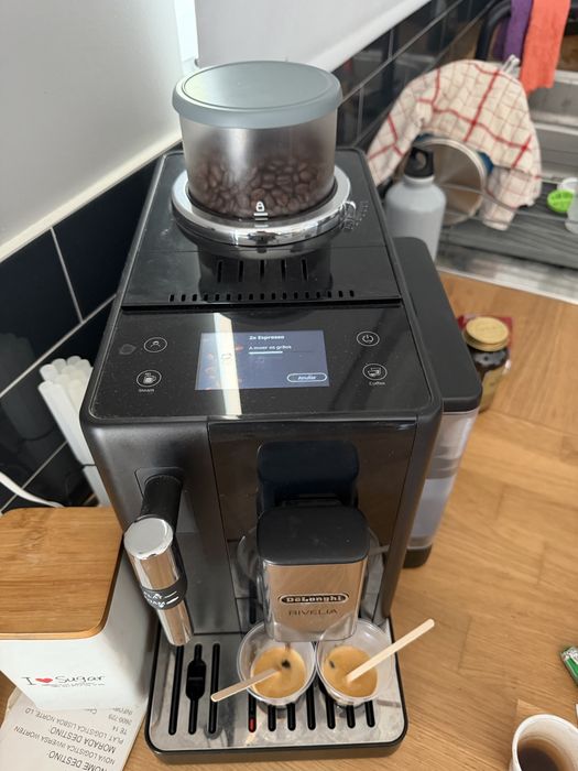 Maquina Cafe Delonghi Rivelia com garantia