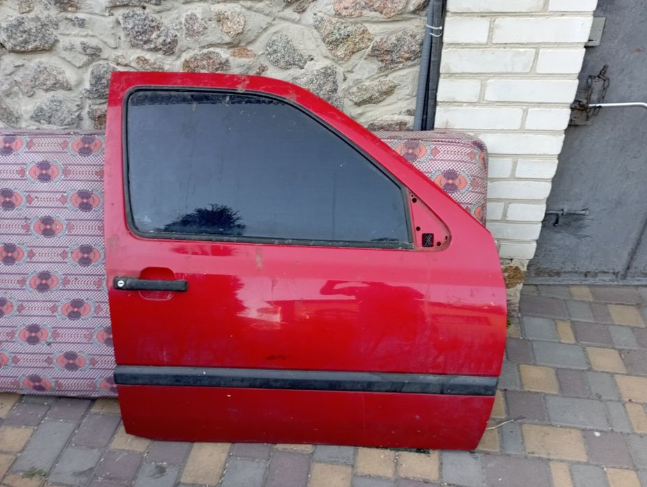 Передня права дверка до Гольф-3