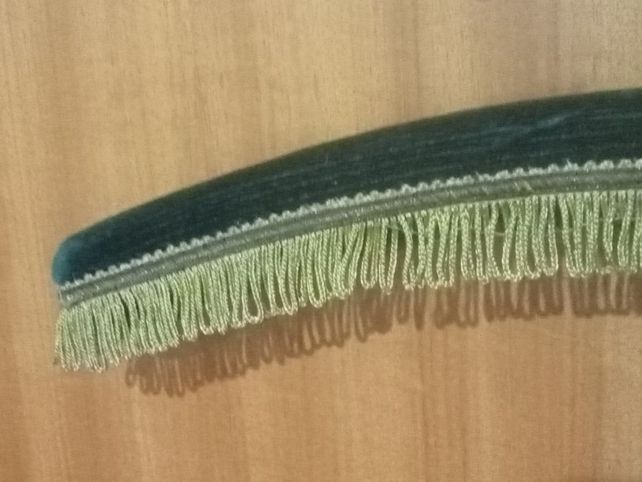Belo cabide vintage em veludo com franjas