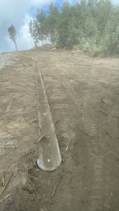 Serviço  trabalho giratoria terraplanagem escavaçoes